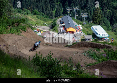 Un mountain biker cavalca un giro a Chatel Bikepark nelle Alpi francesi. Foto Stock