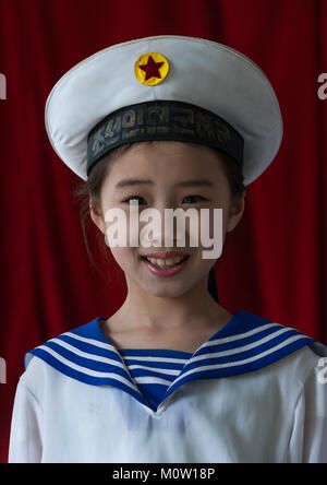 Corea del Nord la ragazza con una marina marinaio uniforme per una scuola mostrano, Provincia di Pyongan, Pyongyang, Corea del Nord Foto Stock