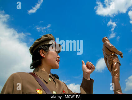 Ritratto di una Corea del Nord guida in mount Paektu dietro una Kim il Sung statua, Ryanggang Provincia, Samjiyon, Corea del Nord Foto Stock