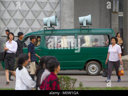 La Propaganda auto con altoparlanti in strada, Provincia di Pyongan, Pyongyang, Corea del Nord Foto Stock