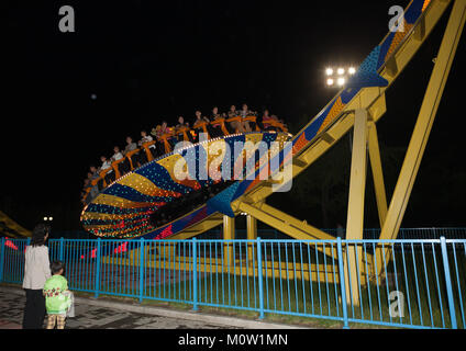 Nord Coreani in una fiera di attrazione a Kaeson la gioventù park, Provincia di Pyongan, Pyongyang, Corea del Nord Foto Stock