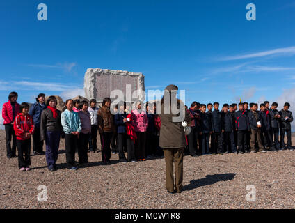 Corea del Nord gli studenti alla sommità del monte Paektu, Ryanggang Provincia, Mount Paektu, Corea del Nord Foto Stock