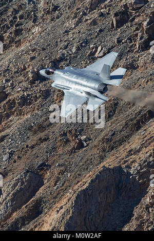 Lockheed Martin F-35A Lightning II Joint Strike Fighter (Stealth Fighter) volando a bassa quota attraverso un canyon del deserto, California, Stati Uniti d'America. Foto Stock