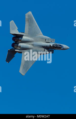 F-15E, Strike Eagle, jet fighter Bomber, riscaldare (Afterburner) Acceso, Bancario dura e isolati contro un cielo blu chiaro. Foto Stock