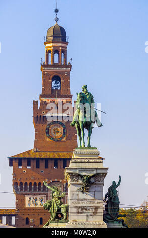 L'Italia,Lombardia,Milano, il Castello Sforzesco e la statua di Garibaldi Foto Stock