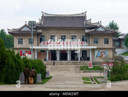 Il municipio in un nord coreano villaggio con lo slogan evviva il generale Kim Jong-il, il sole del XXI secolo!, Sud Pyongan Provincia, Chongsan-ri Cooperativa, Corea del Nord