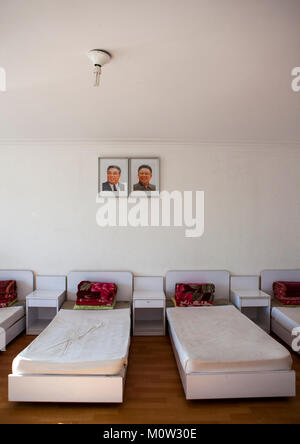 Camera da letto con i ritratti ufficiali del caro leader in Songdowon internazionale dei bambini camp, Kangwon Provincia, Wonsan, Corea del Nord Foto Stock