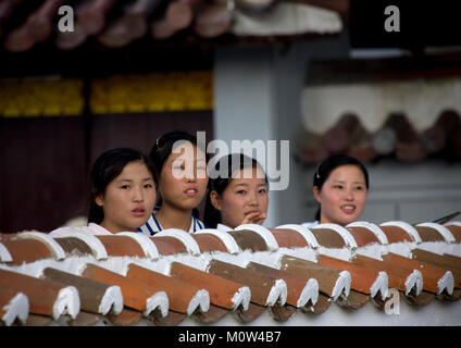 A nord le donne coreane guardando al di sopra di una parete Nord provincia Hwanghae, Sariwon, Corea del Nord Foto Stock