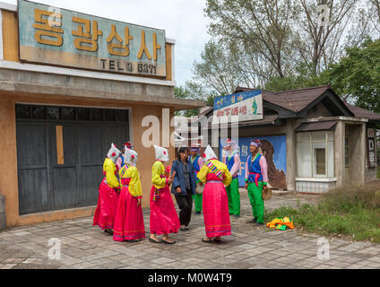 Nord coreano attori durante una ripresa dei filmati a Pyongyang film studios, Provincia di Pyongan, Pyongyang, Corea del Nord Foto Stock