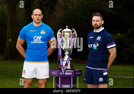 Italia del capitano Sergio Parisse (sinistra) e della Scozia John Barclay durante la Natwest 6 Nazioni lanciare a Syon Park Hotel Hilton di Londra. Stampa foto di associazione. Picture Data: mercoledì 24 gennaio, 2018. Vedere PA storia RUGBYU 6 Nazioni. Foto di credito dovrebbe leggere: John Walton/filo PA. Foto Stock