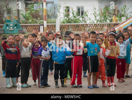 Gruppo di nord coreani sventolando i bambini in una scuola, Sud Hamgyong Provincia, Hamhung, Corea del Nord Foto Stock