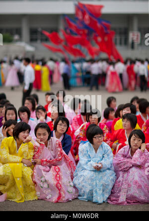 Corea del Nord gli studenti prima di una massa performance di danza il 9 settembre il giorno della fondazione della Repubblica, Provincia di Pyongan, Pyongyang, Corea del Nord Foto Stock