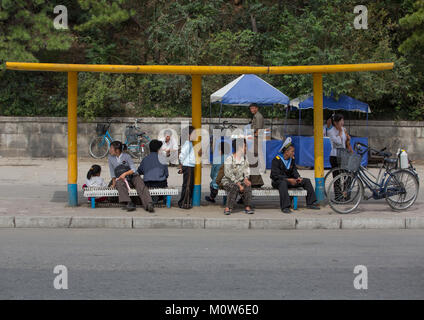 Corea del Nord la gente in attesa di un autobus in strada, Sud Hamgyong Provincia, Hamhung, Corea del Nord Foto Stock