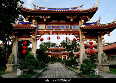 La peste Chinese Archway decorate con lanterne rosse per celebrare il capodanno cinese a Lim Siong tempio buddista, Singapore Foto Stock