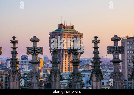 L'Italia,Lombardia,Milano,Torre Velasca vista dal tetto del Duomo Foto Stock