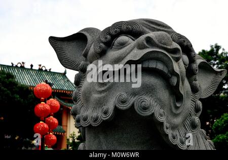 Cinese tradizionale leone di pietra statua di guardia presso il famoso Lim Siong tempio buddista in Singapore durante il Capodanno cinese. Foto Stock