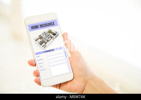 Donna che mantiene un oro rosa dello smartphone generico che mostra la casa di assicurazione forma Foto Stock
