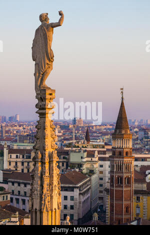 L'Italia,Lombardia,Milano,San Gottardo in Corte belfry vista dal tetto del Duomo Foto Stock