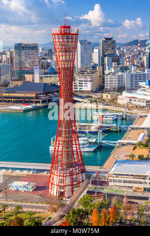 KOBE, Giappone - 17 dicembre 2017; Kobe la torre di porto e lo skyline. Foto Stock