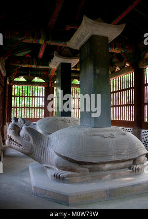 In pietra scultura tartaruga nel padiglione pyochung, Nord provincia Hwanghae, Kaesong, Corea del Nord Foto Stock