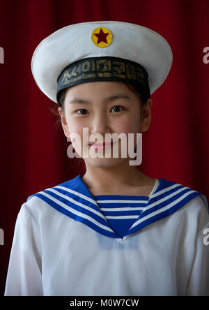 Corea del Nord la ragazza con una marina marinaio uniforme per una scuola mostrano, Provincia di Pyongan, Pyongyang, Corea del Nord Foto Stock