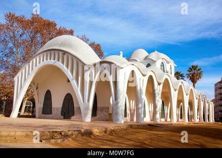 Una vista dell'edificio modernista Masia Freixa, costruito nel 1907, in Sant Jordi parco pubblico, in Terrassa, Spagna Foto Stock