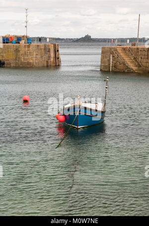 Barca nel porto del grazioso villaggio di pescatori di Mousehole in Cornwall, Regno Unito Foto Stock