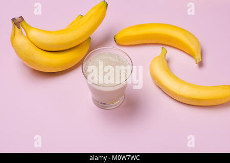 Fatta fresca frullato di Banana su sfondo rosa Foto Stock