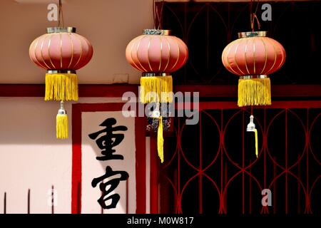 Una fila di motivi decorativi lanterne rosse appese in Chinatown per celebrare il nuovo anno lunare cinese di Singapore Foto Stock