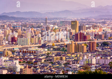 Kumamoto, Giappone downtown cityscape sul Fiume Shirakawa. Foto Stock