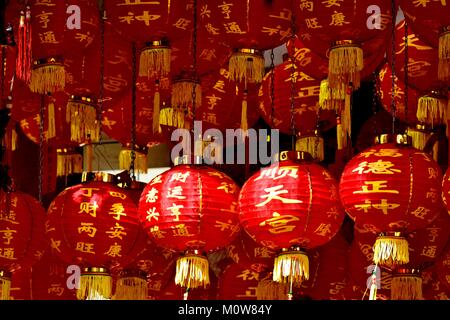 Tradizionale in rosso e oro lanterne cinesi celebrano nuovo anno lunare cinese nella Chinatown di Singapore Foto Stock