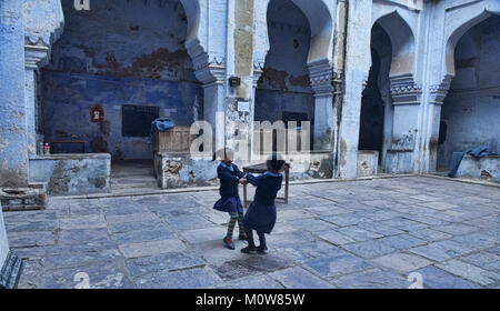 Dancing in blu, Bundi, Rajasthan, India Foto Stock
