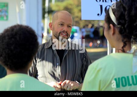 Los Angeles, CA - sett. 18, 2016: Attore Jon Cryer colloqui con volontari al XIX Shane annuale di ispirazione 'piedi & Roll' evento al Griffith Park. Foto Stock