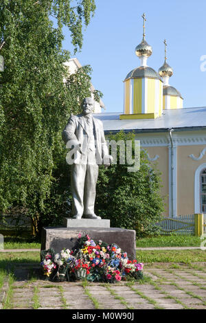 Verkhovazhye, Vologda regione, Russia - Giugno 14, 2013: monumento di Lenin sullo sfondo delle cupole della chiesa nel villaggio di Verhovazhe Foto Stock