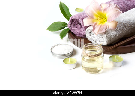 Impostazione Spa di asciugamano, fiore su sfondo bianco con copia spazio. Rilassatevi. Close up. Vista dall'alto. Foto Stock