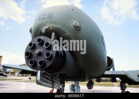 30 mm Gatling a sei canne di pistola un antitank A 10 aeromobili su base Usa di Aviano (Pordenone, Italia), si utilizza uranio-armor piercing munizioni Foto Stock