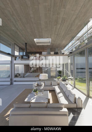 Sunny moderno, luxury home vetrina interno soggiorno Foto Stock