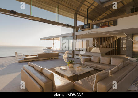 Sunny moderno, luxury home vetrina interno salotto aperto alla vista oceano Foto Stock