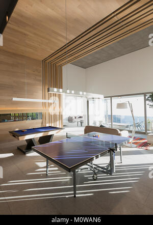 Tavolo da biliardo e tavolo da ping pong nella moderna, lusso home vetrina interno sala gioco Foto Stock