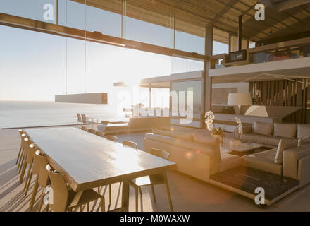 Sunny moderno, luxury home vetrina interni sala da pranzo e soggiorno con vista oceano Foto Stock