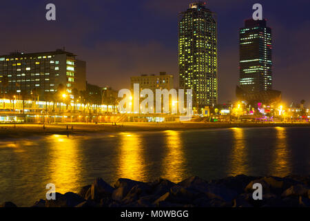 Vista notturna di grattacieli e spiaggia - centro della vita notturna di Barcellona. La Catalogna, Spagna Foto Stock