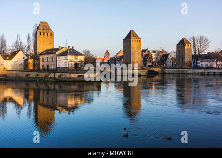 Il medievale ponti coperti di Strasburgo durante l ora d'oro, Francia. Foto Stock