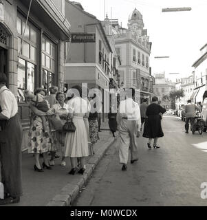 Degli anni Cinquanta, storico, scene di strada in Gibilterra frm questa epoca, mostrando il suo spagnolo e atmosfera mediterranea, con ben vestito di Gibilterra donne chiacchierare insieme sul marciapiede. Foto Stock