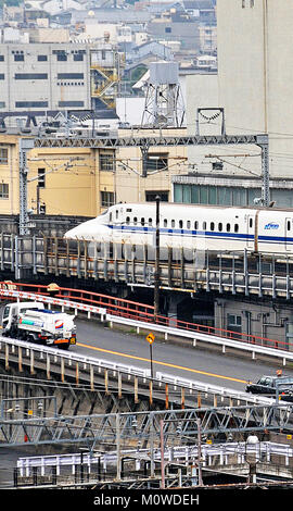 Treno Shinkansen lasciando Kyoto stazione ferroviaria del Giappone, Foto Stock