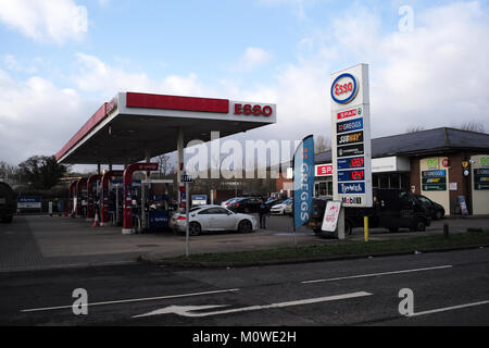 Esso garage benzina a Romsey Hampshire Inghilterra, mostrando le vetture il rifornimento di carburante sul piazzale. Foto Stock