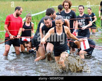 LA FRESNEDA, Spagna - 2 luglio: Gladiator Gara, estrema corsa ad ostacoli nel luglio 2, 2016 in La Fresneda, Spagna. Persone che saltano, strisciando,passando sotto un bar Foto Stock