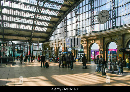 LIVERPOOL, in Inghilterra - Aprile 20, 2012 : folla di persone a Liverpool Lime Street stazione ferroviaria Foto Stock