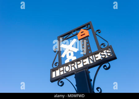 Città Thorpeness signpost, Suffolk REGNO UNITO Foto Stock