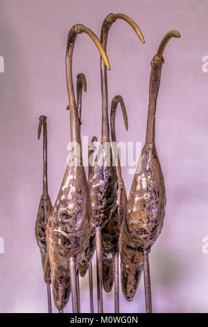 Realizzata in metallo / ornamento a forma di otto ibis / Ibis (dall'bird family Threskiornithidae), con il loro basso-curvo bollette, assieme. Regno Unito. Foto Stock