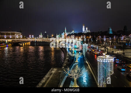 Vista notturna al Cremlino di Mosca e sulle rive dei fiumi decorate con NY illuminazione con strada piena di traffico in primo piano, Mosca, Russia Foto Stock